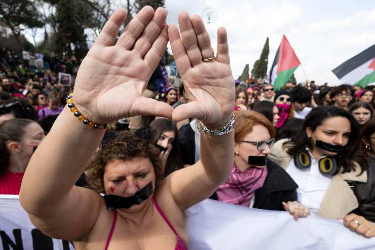 donne che manifestano