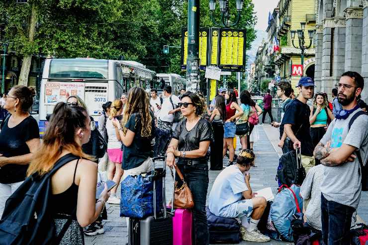 persone alla fermata e autobus che non basta