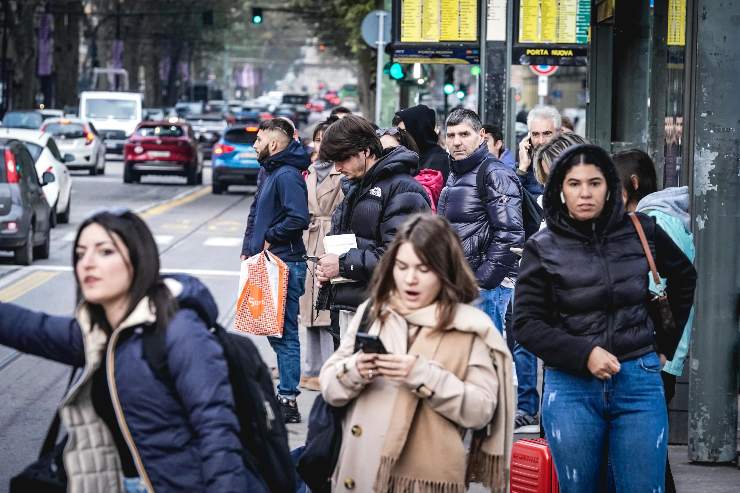 persone che aspettano l'autobus