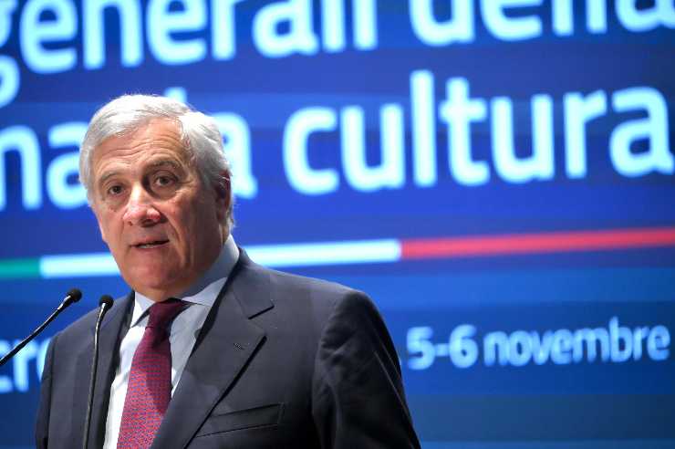 tajani parla al microfono