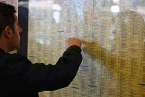 ragazzo guarda lista treni