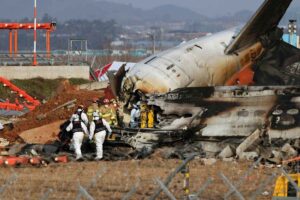 Aereo si schianta contro il muro in aeroporto, tragedia aerea