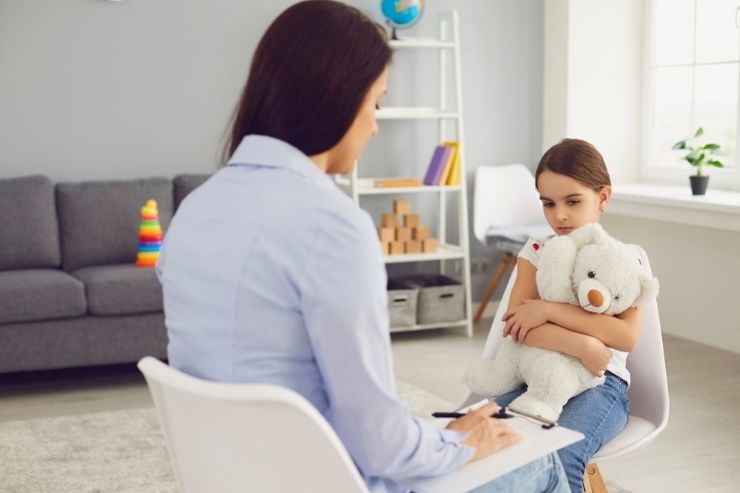 Una bambina durante la seduta con la psicologa