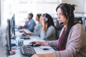 L'operatrice di un call center durante una telefonata con un cliente