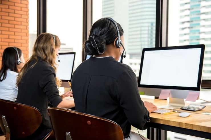 Operatrici di un call center al computer