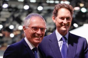 Carlos Tavares e John Elkann a un evento pubblico