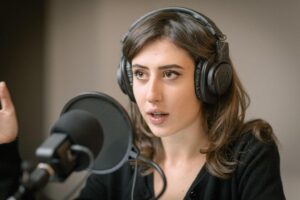 Cecilia Sala durante il suo podcast per Chora Media