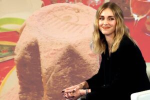 Sullo sfondo il Pandoro Balocco di Chiara Ferragni e in primo piano l'imprenditrice digitale ospite a Che Tempo Che Fa