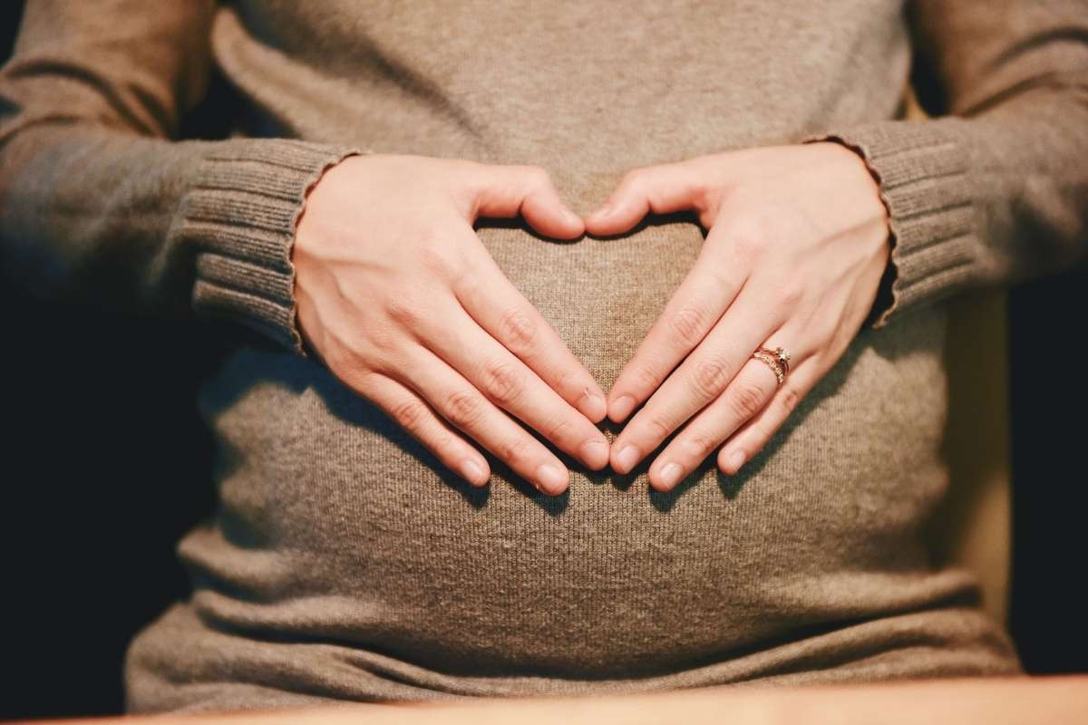 Cosa fa il bambino nel pancione della mamma? Sorprendente!