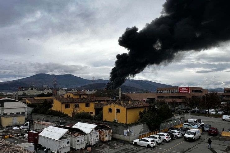 Esplosione nella raffineria Eni a Calenzano, fiamme visibili a parecchi chilometri di distanza