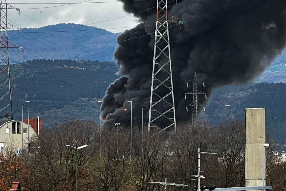 Firenze, forte esplosione in una raffineria a Calenzano, il bilancio delle vittime: video impressionante