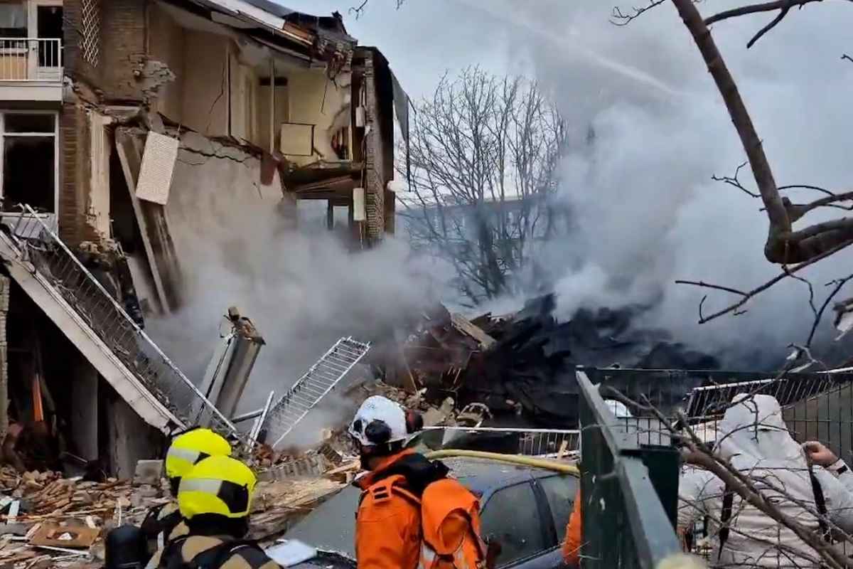 Palazzina Aja: decine di morti e l’ipotesi attentato. Un’auto si è allontanata dopo l’esplosione