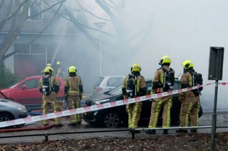 Esplosione palazzina in Olanda: vigili del fuoco al lavoro per spegnere le fiamme e scavare tra le macerie