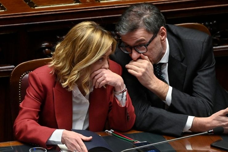 La premier Giorgia Meloni parla con il ministro dell'Economia Giancarlo Giorgetti