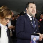 Matteo Salvini e la sua avvocata Giulia Bongiorno parlano con i giornalisti dopo l'assoluzione nel processo Open Arms