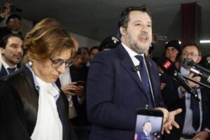 Matteo Salvini e la sua avvocata Giulia Bongiorno parlano con i giornalisti dopo l'assoluzione nel processo Open Arms