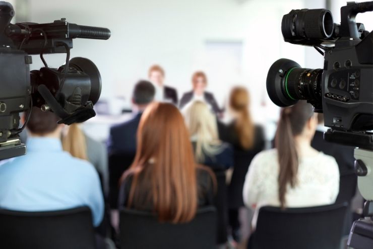 Giornalisti al lavoro durante una conferenza stampa