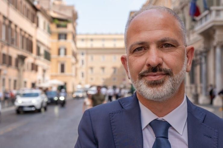 Luigi Nave, senatore del Movimento 5 Stelle, passeggia a Roma