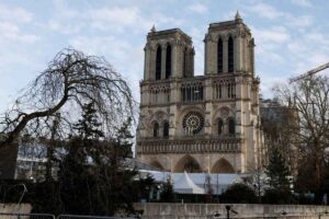 Notre Dame di Parigi nel giorno dell'inaugurazione a 5 anni dall'incendio