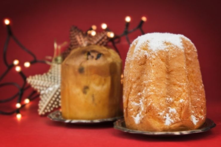 Panettone e pandoro con uno sfondo natalizio