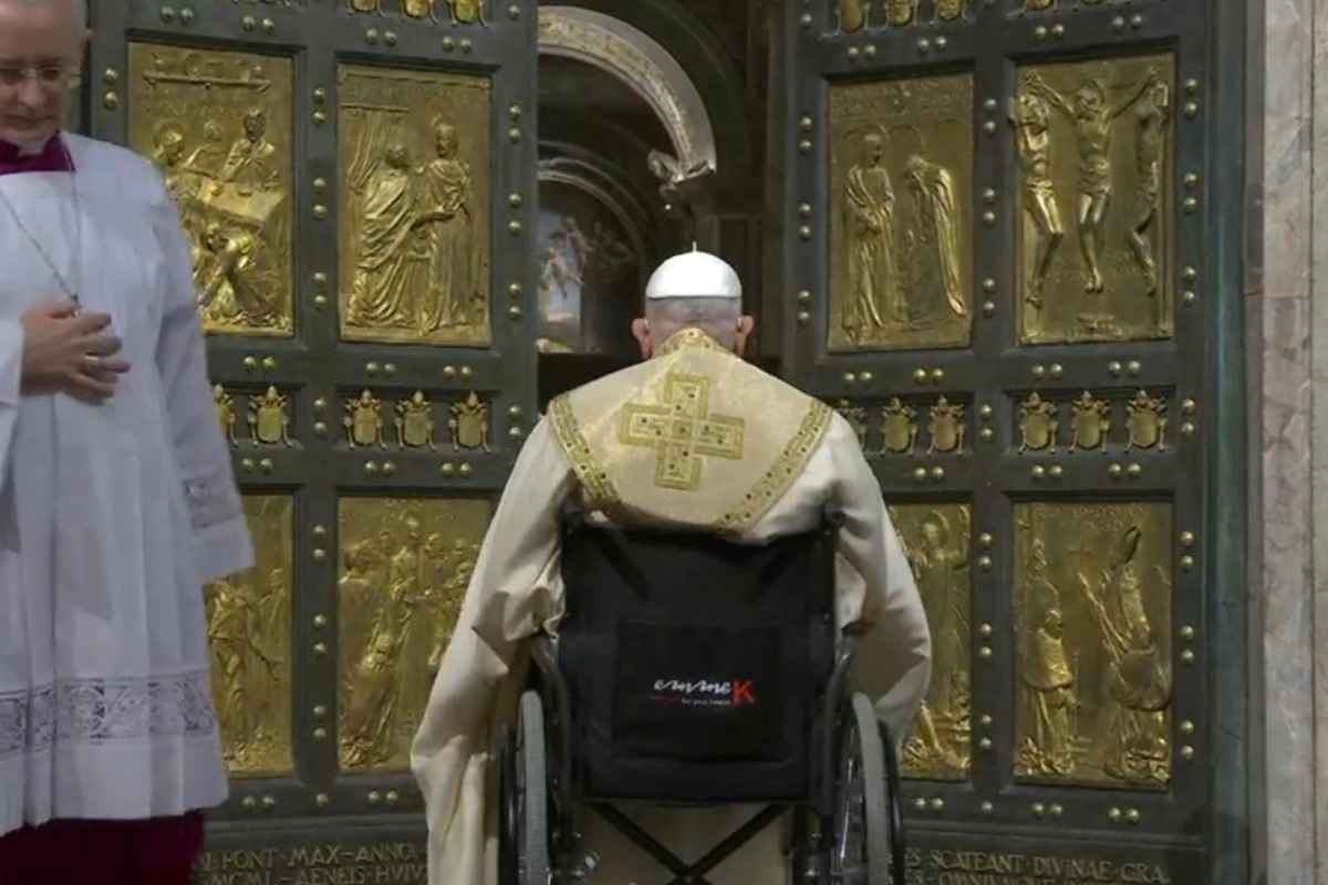 Cosa significa attraversare la Porta Santa, il Giubileo di Papa Francesco e la visita in carcere: “Qui dentro i pesci piccoli”