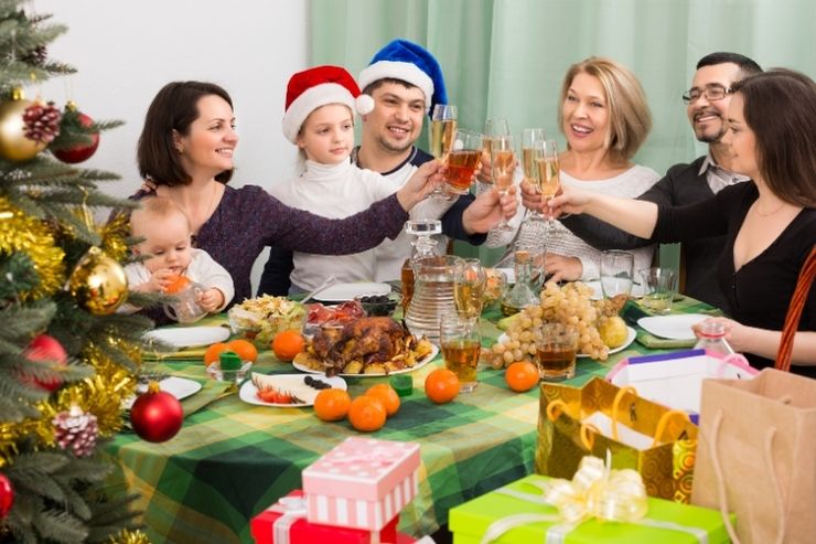 Una famiglia riunita pranza insieme a Natale