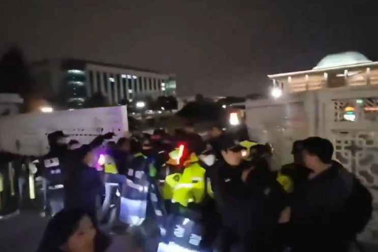 Proteste in Corea del Sud contro la legge marziale