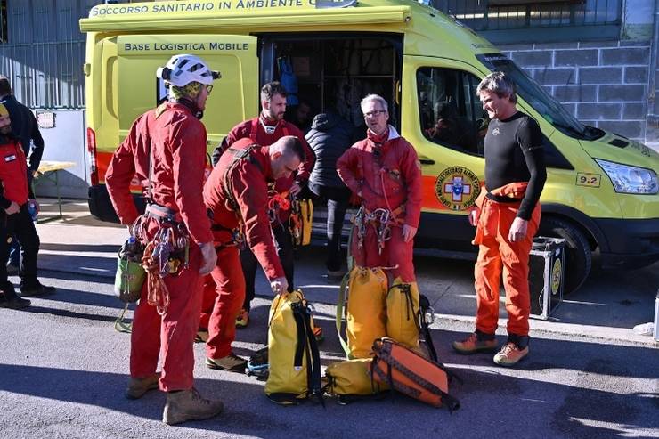 Alcuni soccorritori che stanno salvando Ottavia Piana