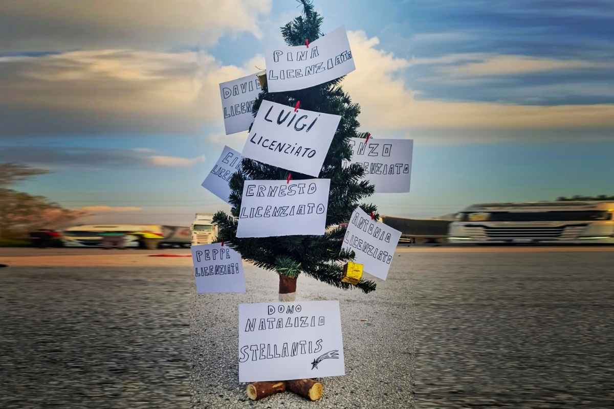 Albero di Natale fuori da Trasnova a Pomigliano con i nomi degli operai licenziati