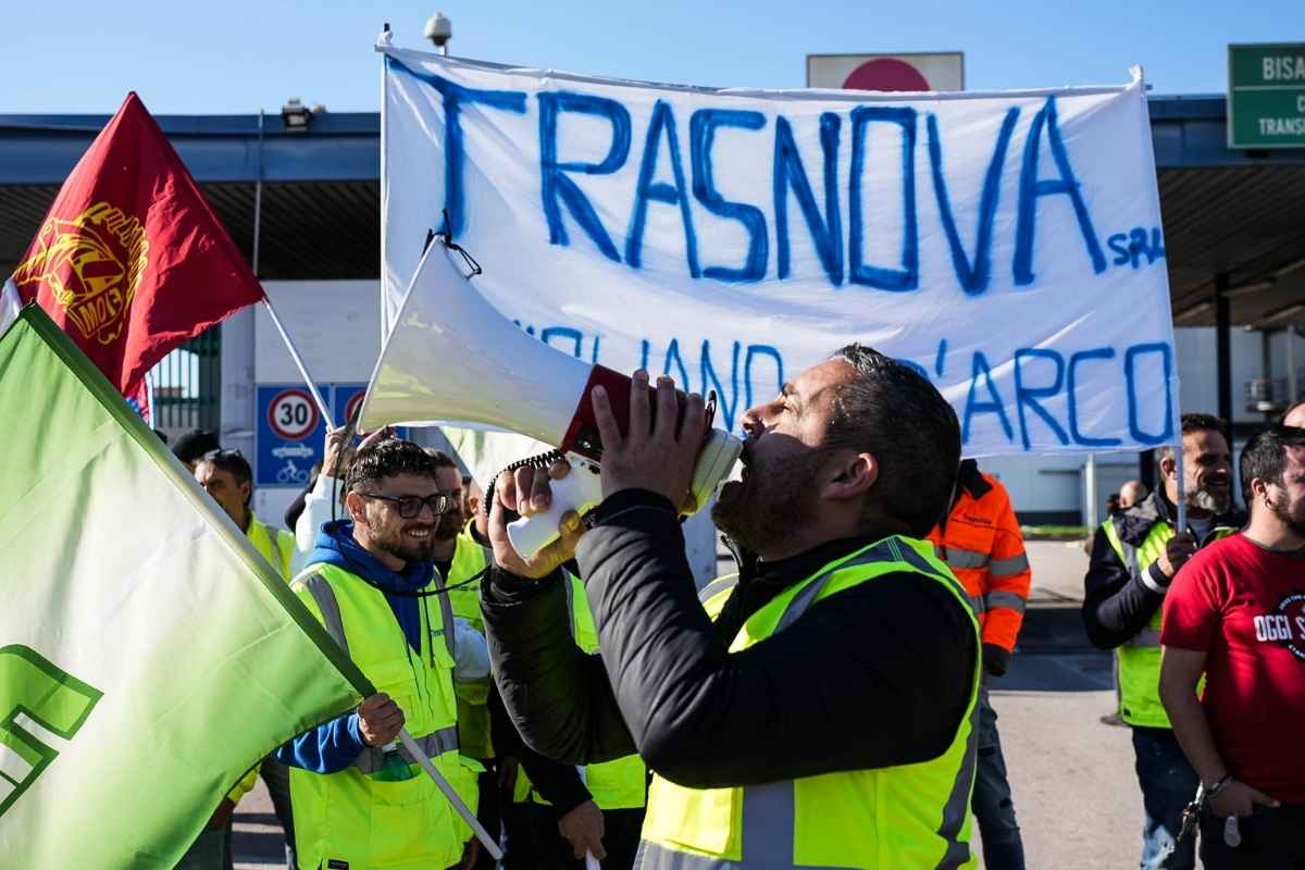 Pomigliano, la preoccupazione dei lavoratori in cassa integrazione: “Lo scaricabarile tra governo e Stellantis ricade su di loro”