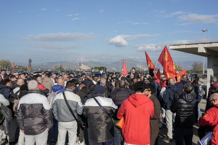 Stellantis, presidio permanente dei lavoratori di Pomigliano