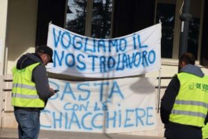 Striscioni degli operai di Trasnova: "Vogliamo il nostro lavoro, basta con le chiacchiere"