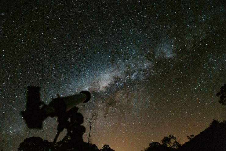 Telescopio puntato verso il cielo stellato