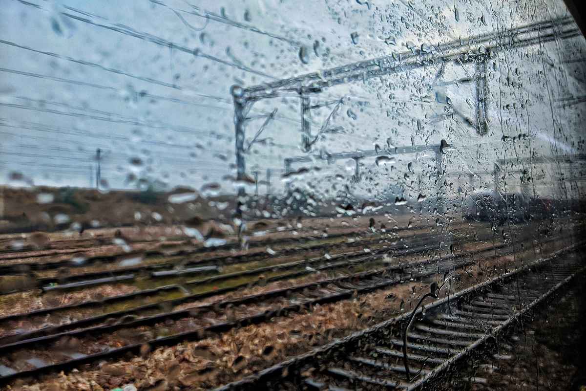 Perché la crisi climatica pesa sul trasporto pubblico: interruzioni, allagamenti e ritardi. Legambiente: “Centinaia di eventi estremi”