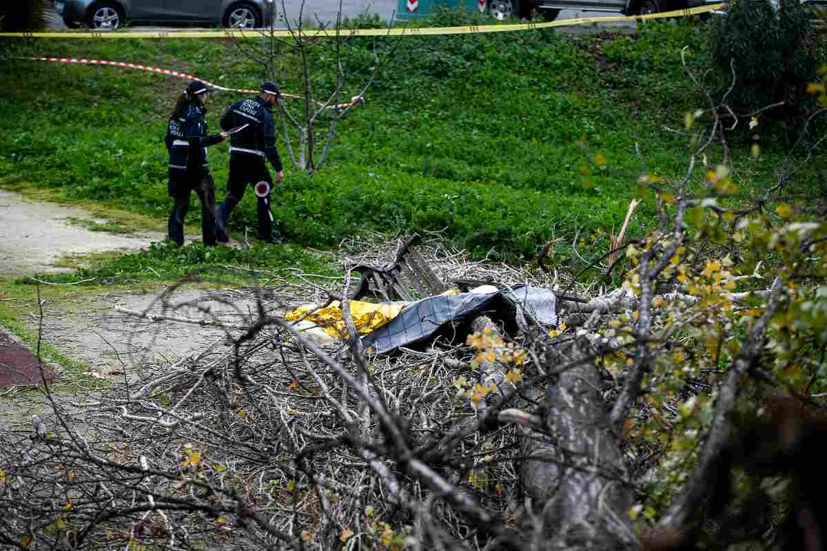 Il maltempo di Natale sferza l’Italia, tragedia a Roma: morta una donna. Linea Adriatica in crisi, dramma rientri