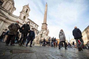 piazza san pietro con gente con la mascherina