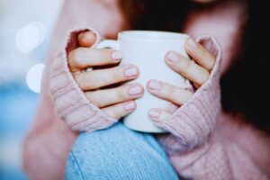 ragazza con tazza calda