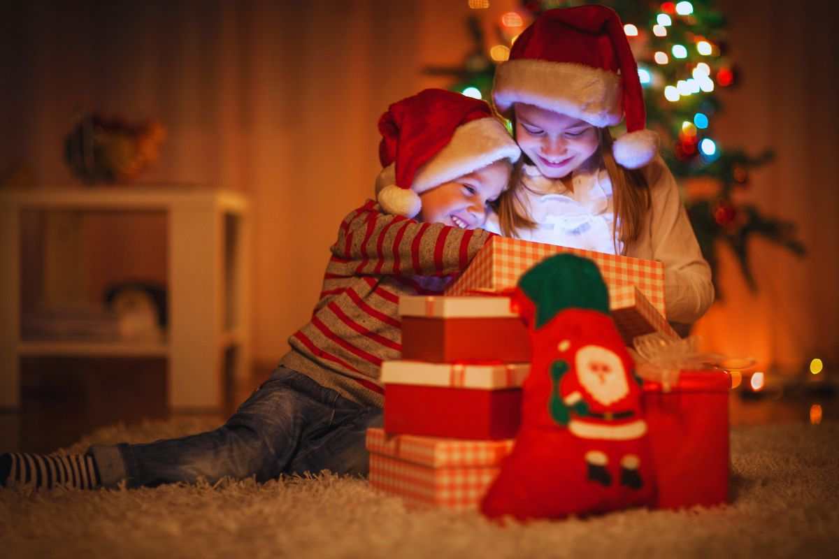 Regali di Natale, cosa comprare ai bambini: il trucco è stare al passo con i tempi