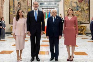 letizia con il re e mattarella