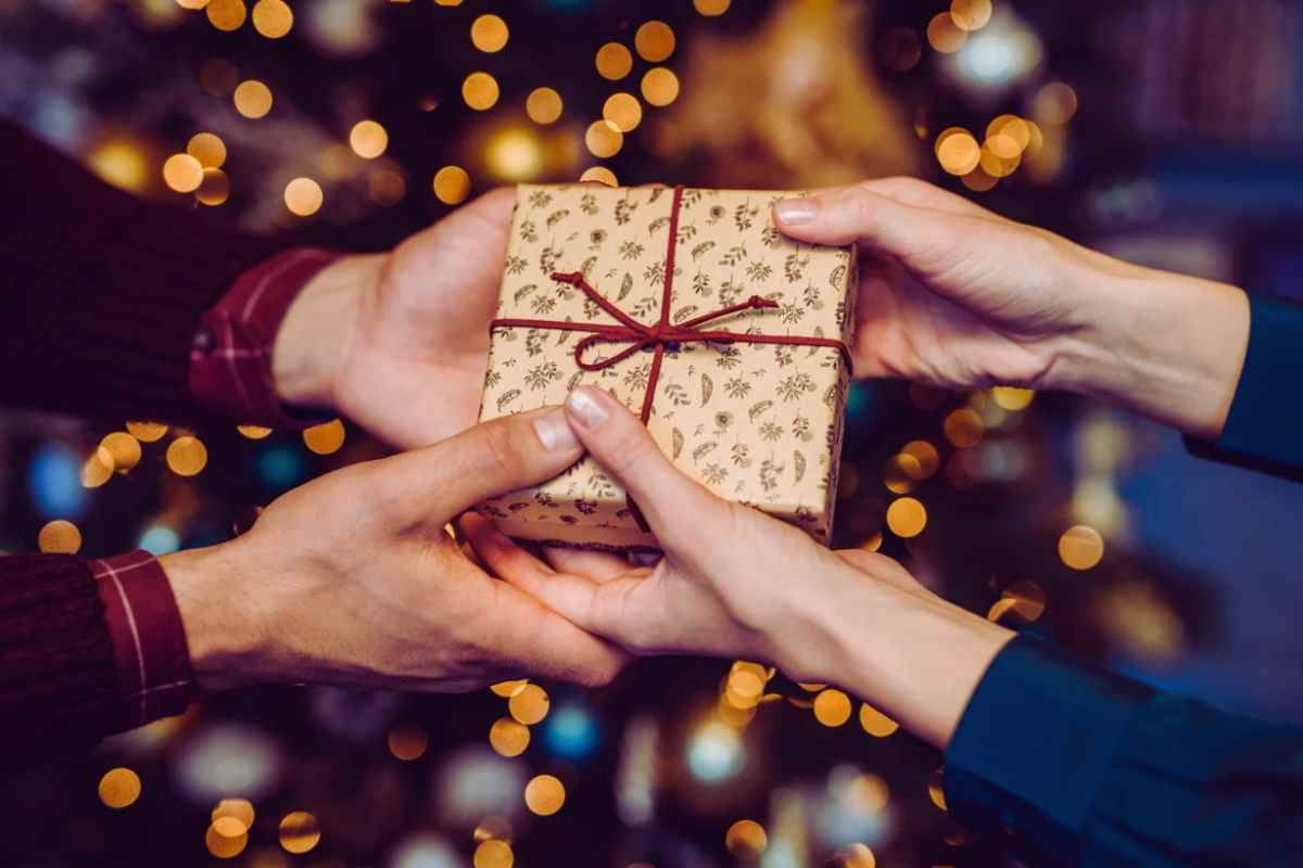 Corsa agli ultimi regali di Natale: il preferito dagli italiani è questo