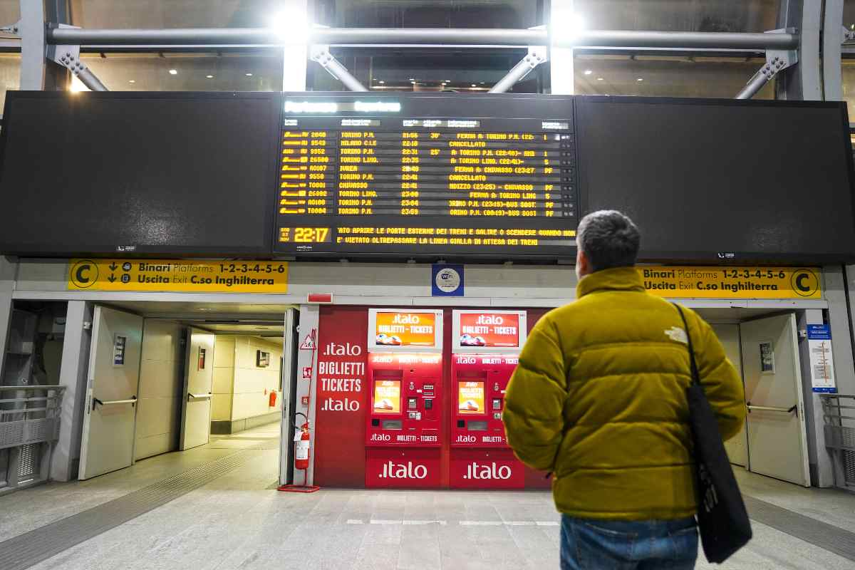 Sciopero generale venerdì 13 dicembre 2024, a rischio trasporti e servizi. Orari città per città e fasce di garanzia: treni, bus, aerei