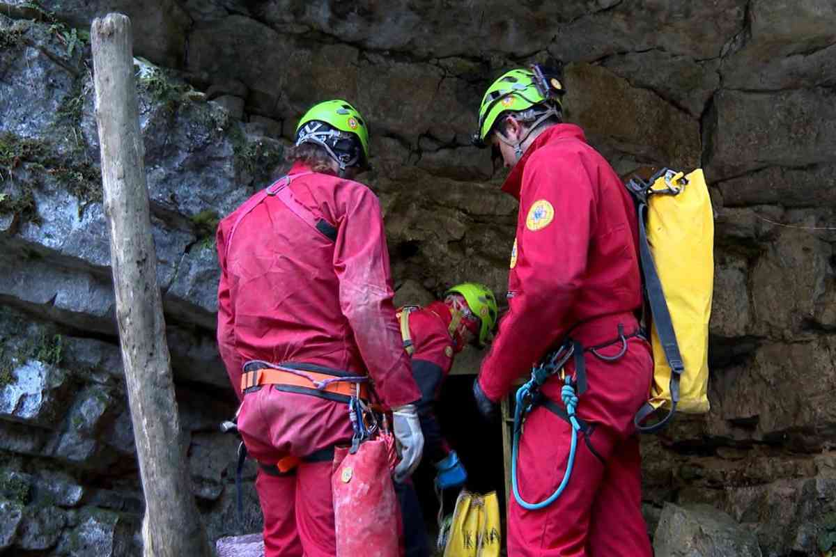 Come sta Ottavia Piana, la speleologa intrappolata in una grotta è vigile e collaborativa: “Presenti 20 soccorritori”