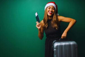 ragazza con cappello di babbo natale parte per le vacanze