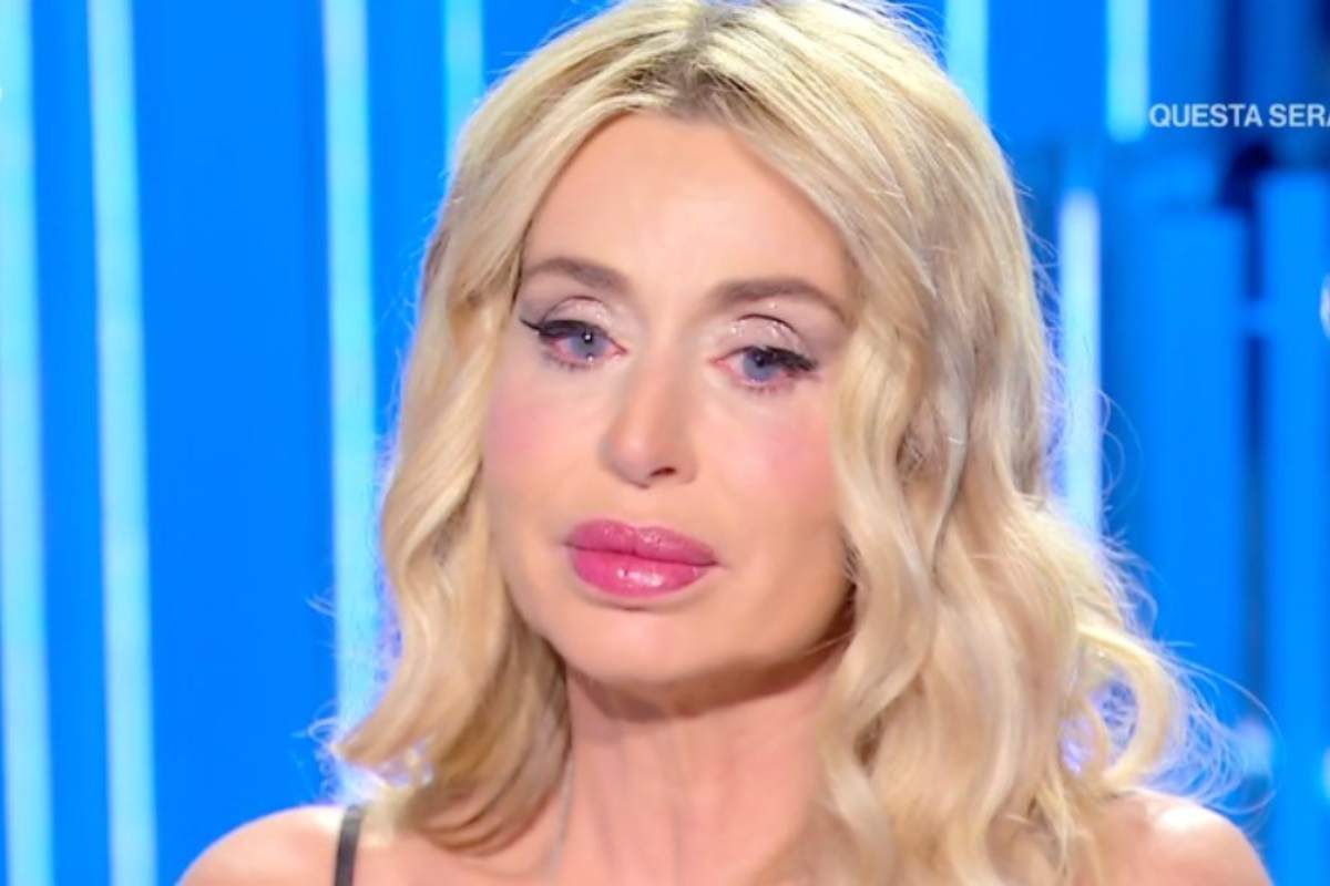 Valeria Marini aggredita sulle scale di casa, attimi di paura per la showgirl: ecco come sta