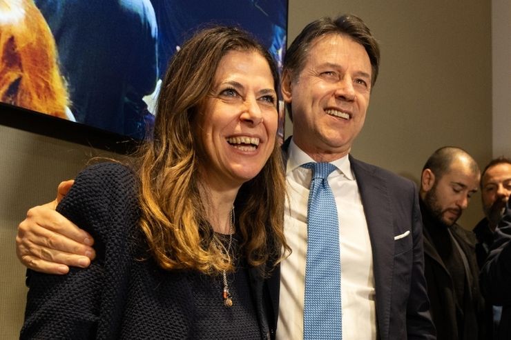 Alessandra Todde e Giuseppe Conte felici dopo la vittoria alle regionali in Sardegna