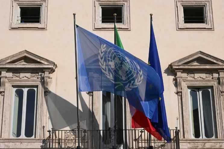 La bandiera Onu, quella dell'Italia e quella dell'Unione europea