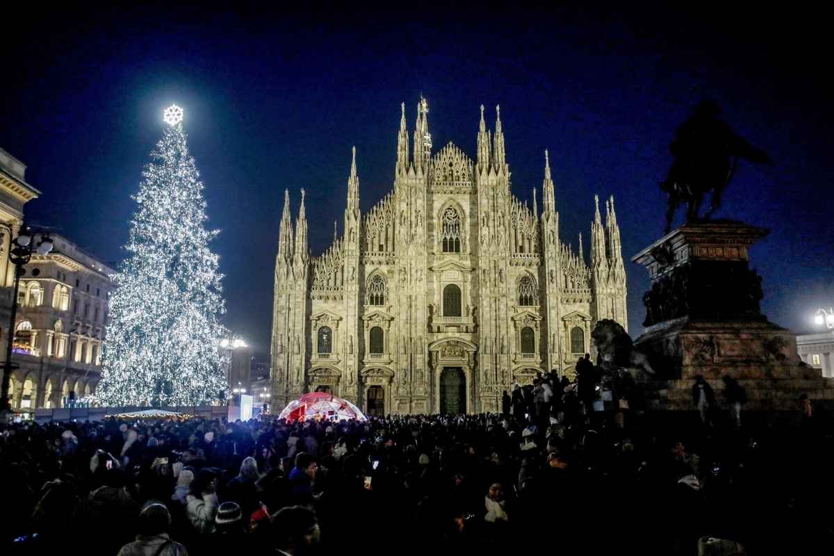 Cos’è la taharrush gamea, la molestia collettiva dell’inchiesta sul Capodanno in piazza Duomo: anche due inglesi hanno denunciato