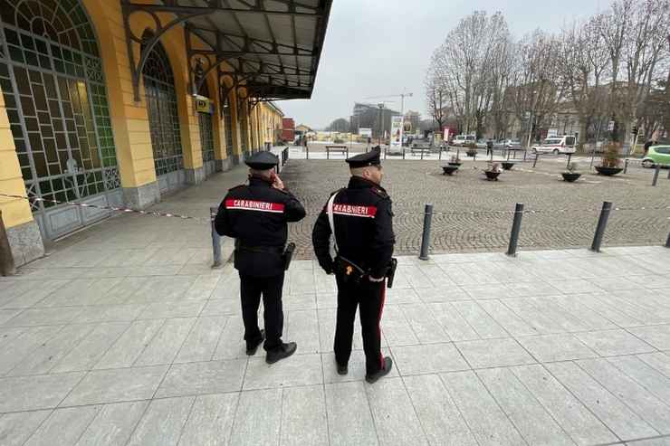 Carabinieri a Tortona dopo l'omicidio di un 19enne