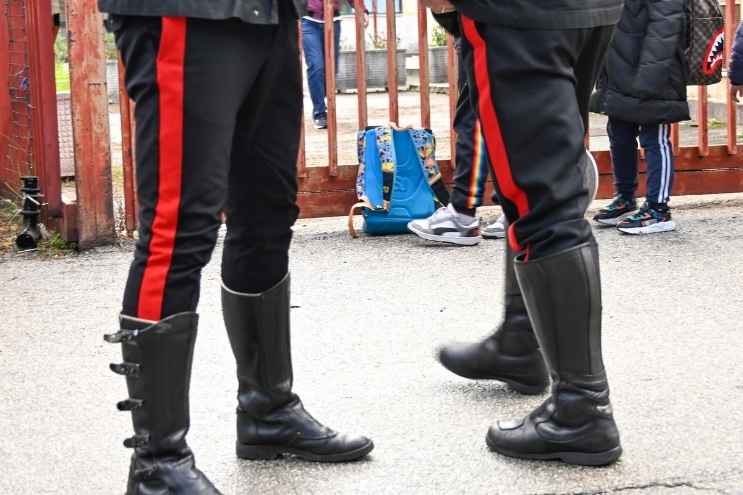 I carabinieri all'esterno della scuola di Castellammare di Stabia dov'era stata aggredita la prof