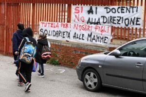 Caso della prof arrestata: alunni vanno a scuola dopo l'aggressione della docente a Castellammare di Stabia